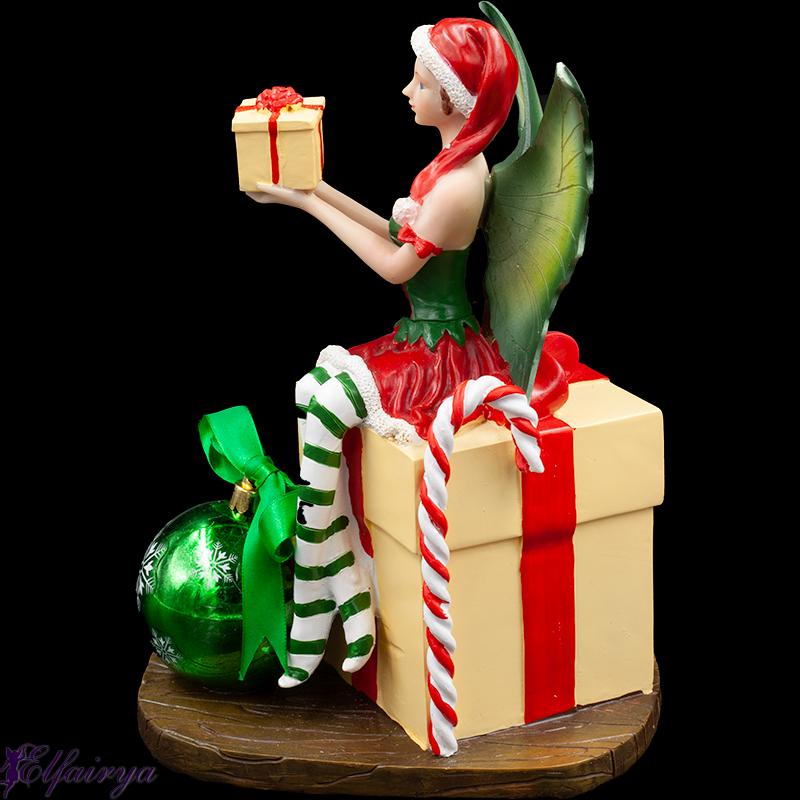 Weihnachtsfee "Merry" hält ein Geschenk